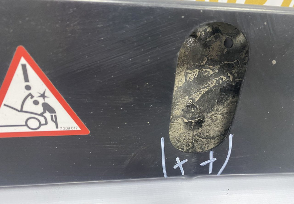 Распорка передней панели BMW X3 F25 OEM 51647210501