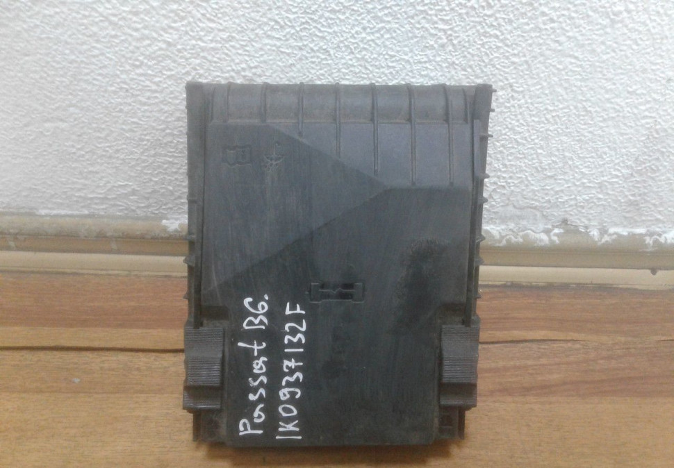 Крышка блока предохранителей Volkswagen Passat B6 oem 1k0937132f (мал трещ)