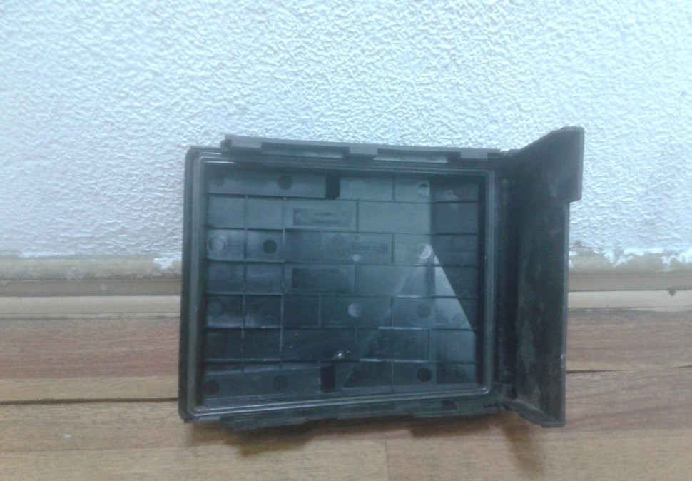 Крышка блока предохранителей Volkswagen Passat B6 oem 1k0937132f (мал трещ)