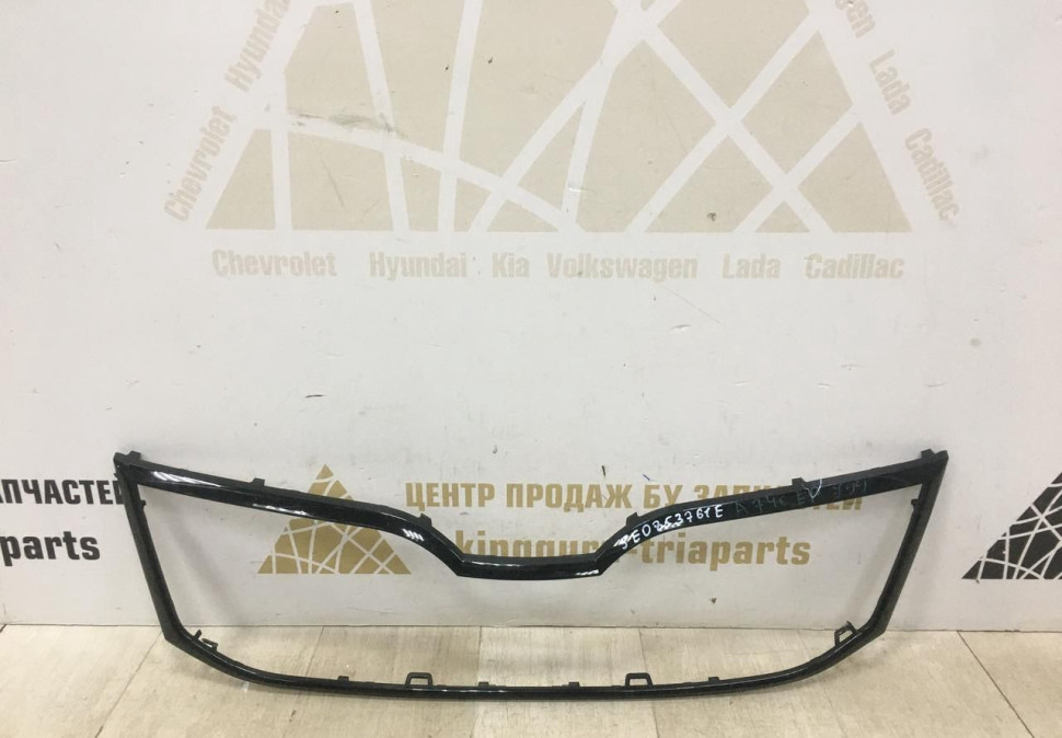 Молдинг решетки радиатора Skoda Octavia A7 рестайлинг OEM 5E0853761E