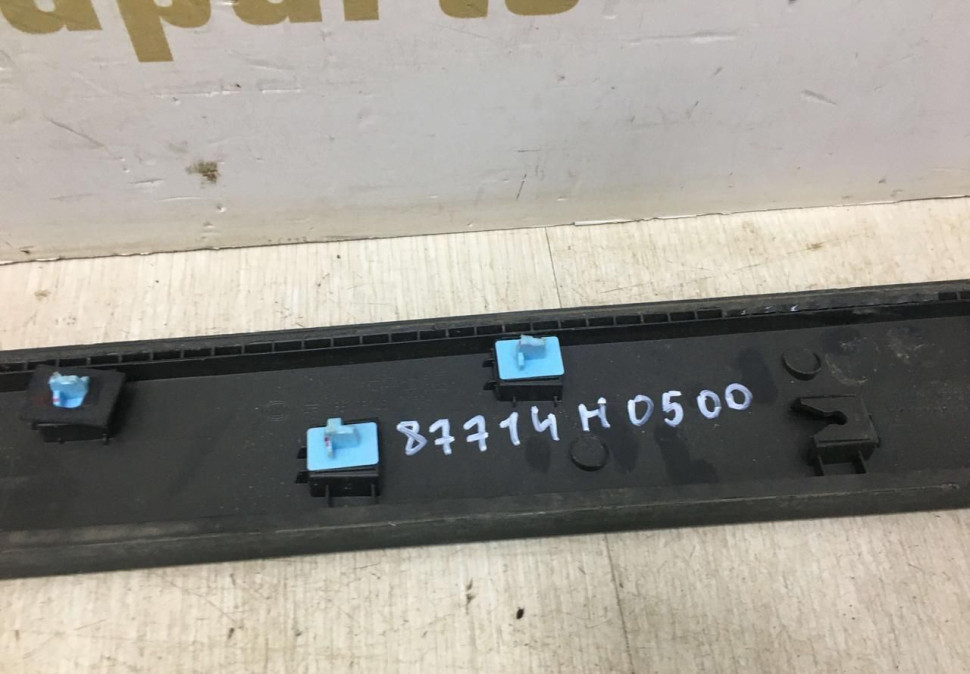 Молдинг двери передний правый Kia Rio 4 X-Line 2017 oem 87714H0500 Молдинг двери передний правый Kia Rio 4 X-Line 2017 oem 87714H0500