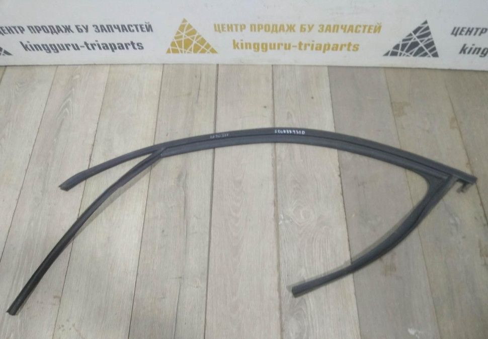 Уплотнитель стекла двери передний правый бу Skoda Octavia A7 OEM 5E0837431