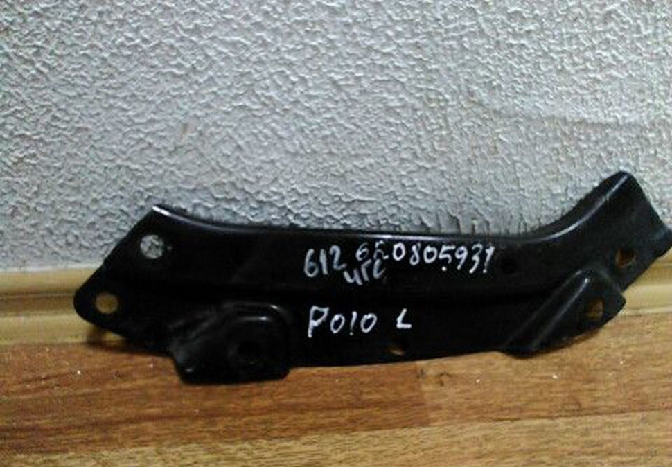 Суппорт фары левый Volkswagen Polo oem 6r0805931