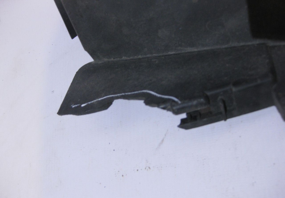 Дефлектор радиатора Renault Sandero oem 601981814R (слом часть) (скл-3)