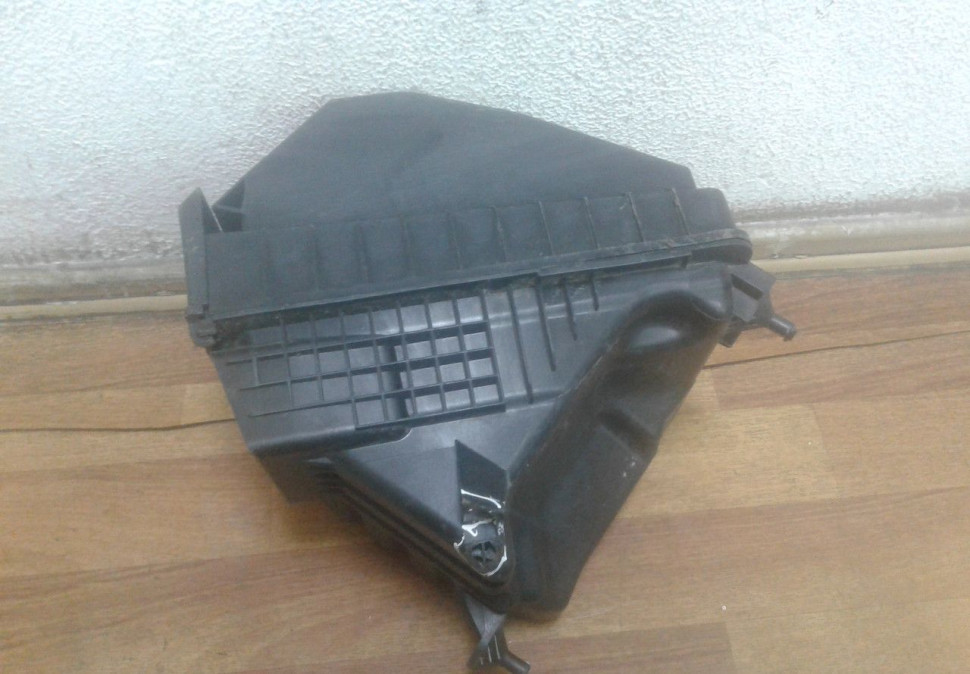 Корпус воздушного фильтра Hyundai Tucson 3 oem 28110d3400 (слом. 1 крепл.)(дырка в корп.) Корпус воздушного фильтра Hyundai Tucson 3 oem 28110d3400 (слом. 1 крепл.)(дырка в корп.)
