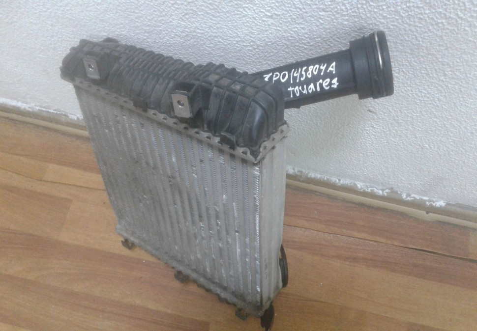 Интеркулер правый Volkswagen Touareg NF oem 7P0145804A (слом.1крепл)