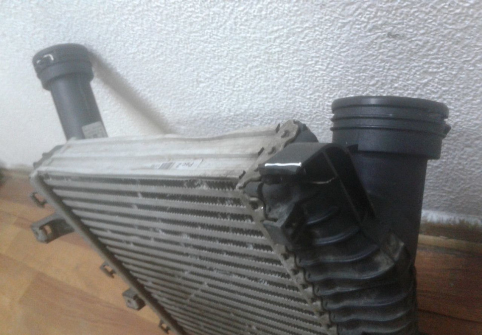 Интеркулер правый Volkswagen Touareg NF oem 7P0145804A (слом.1крепл) Интеркулер правый Volkswagen Touareg NF oem 7P0145804A (слом.1крепл)