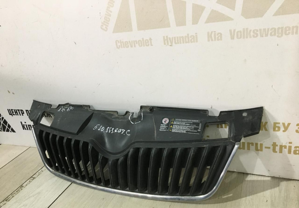 Решетка радиатора Skoda Fabia 2 OEM 5J0853668C Решетка радиатора Skoda Fabia 2 OEM 5J0853668C