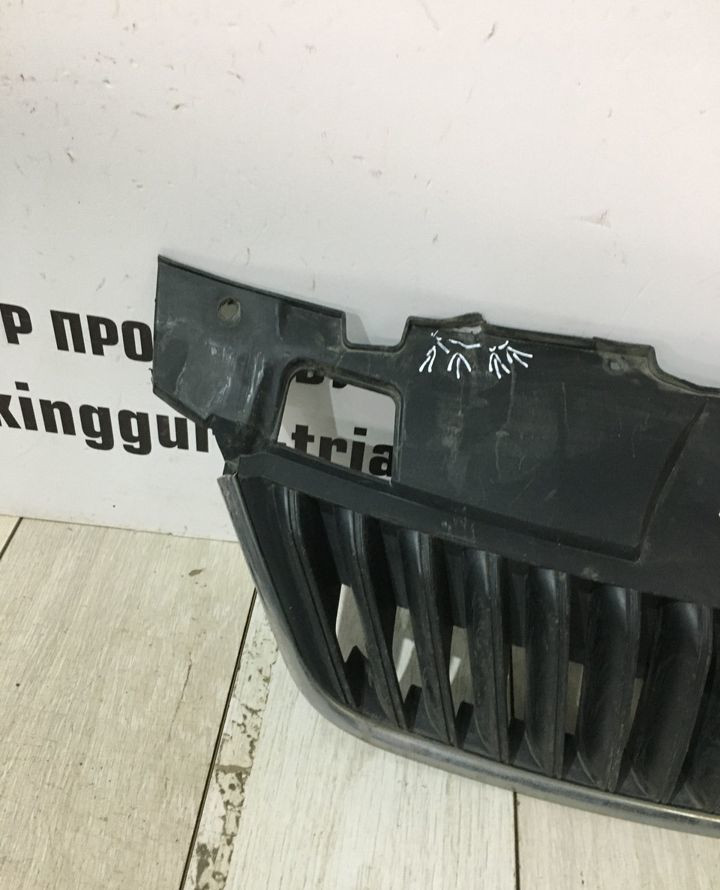 Решетка радиатора Skoda Fabia 2 OEM 5J0853668C Решетка радиатора Skoda Fabia 2 OEM 5J0853668C