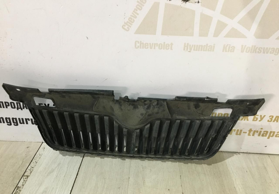 Решетка радиатора Skoda Fabia 2 OEM 5J0853668C Решетка радиатора Skoda Fabia 2 OEM 5J0853668C