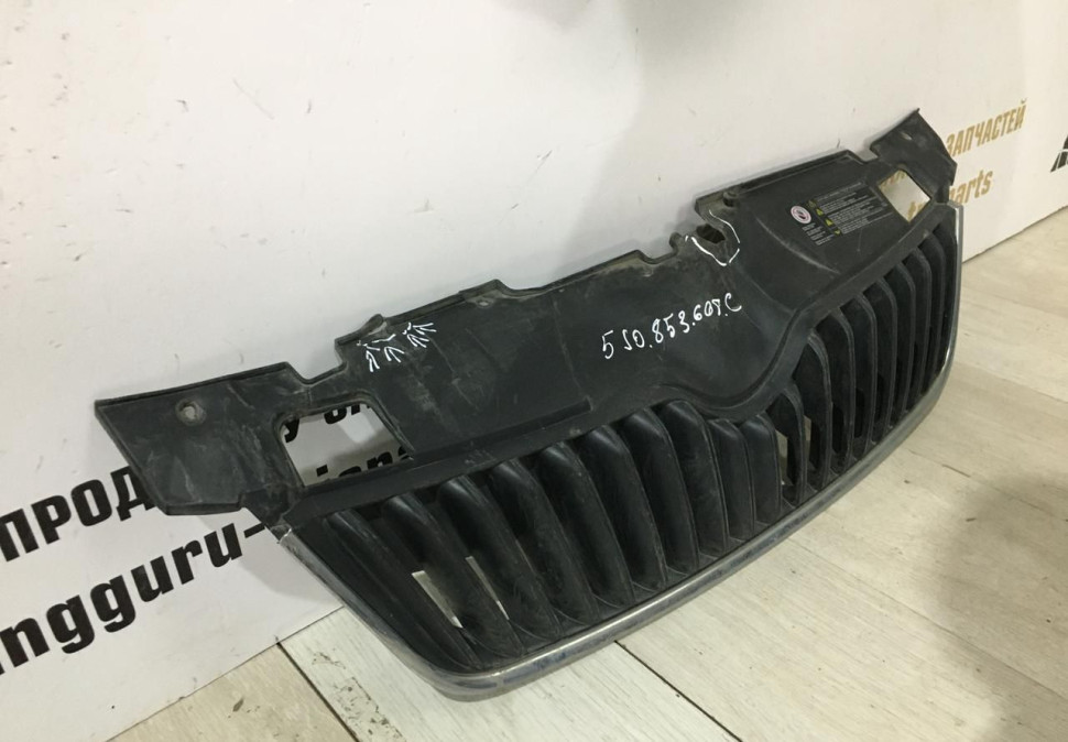 Решетка радиатора Skoda Fabia 2 OEM 5J0853668C Решетка радиатора Skoda Fabia 2 OEM 5J0853668C