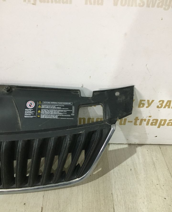 Решетка радиатора Skoda Fabia 2 OEM 5J0853668C Решетка радиатора Skoda Fabia 2 OEM 5J0853668C