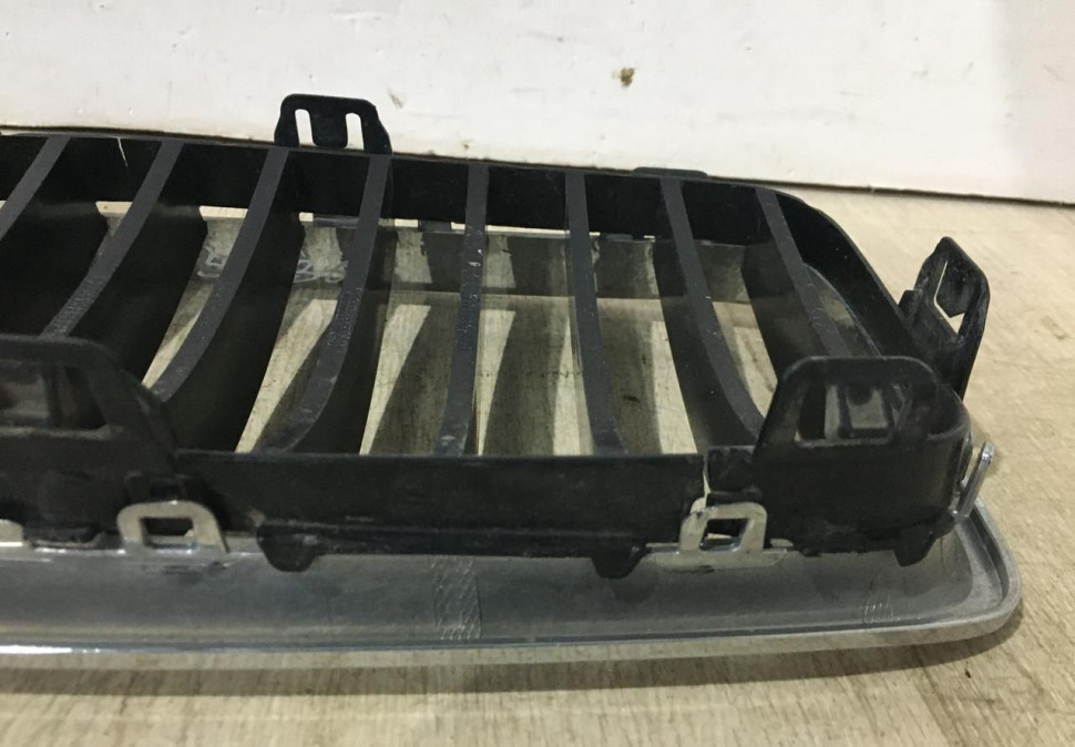 Решетка радиатора правая BMW 3 F30 OEM 51137295436