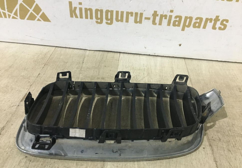 Решетка радиатора правая BMW 3 F30 OEM 51137295436