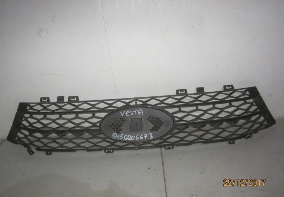 Решетка радиатора Lada Vesta трещ. oem 8450006673 (скл-3)