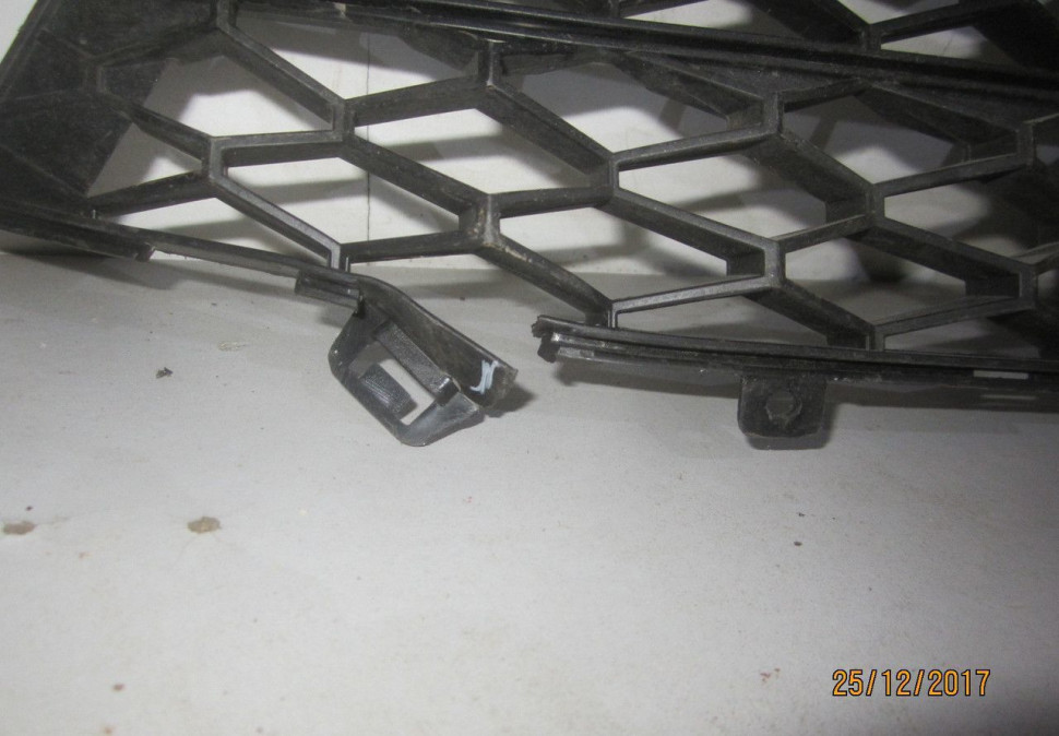 Решетка радиатора Lada Vesta трещ. oem 8450006673 (скл-3) Решетка радиатора Lada Vesta трещ. oem 8450006673 (скл-3)