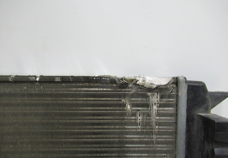 Радиатор охлаждения бу Lada Largus OEM 214105731R (скл-3)