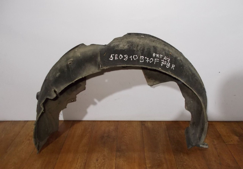 Подкрылок задний правый бу Skoda Octavia A7 OEM 5E0810970F