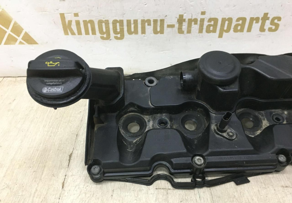 Клапанная крышка Volkswagen Golf 7 2.0 дизель oem 04L103469