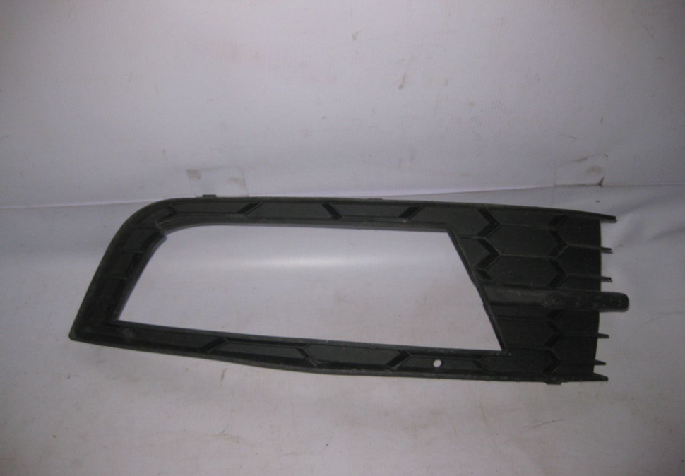 Решетка рамка птф левая Skoda Octavia A7 oem 5e0807681 (трещ.) (скл-3)