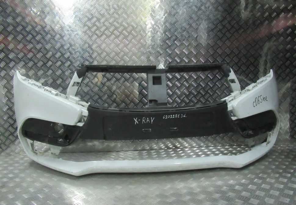 Бампер передний Lada X-Ray oem 620228136R (трещина) Бампер передний Lada X-Ray oem 620228136R (трещина)