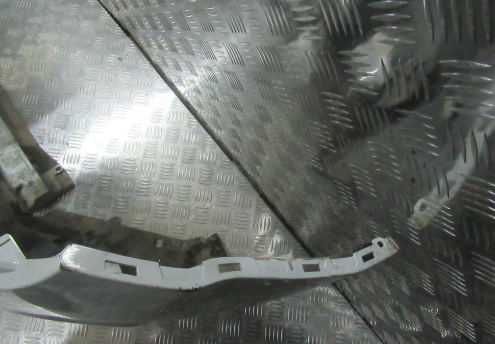 Бампер передний Lada X-Ray oem 620228136R (трещина) Бампер передний Lada X-Ray oem 620228136R (трещина)