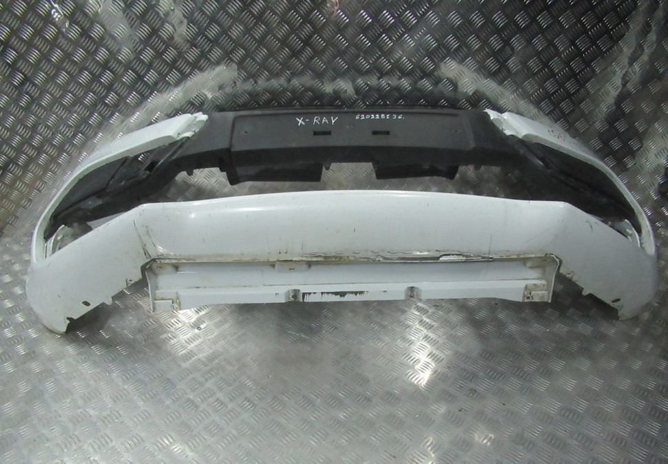 Бампер передний Lada X-Ray oem 620228136R (трещина) Бампер передний Lada X-Ray oem 620228136R (трещина)