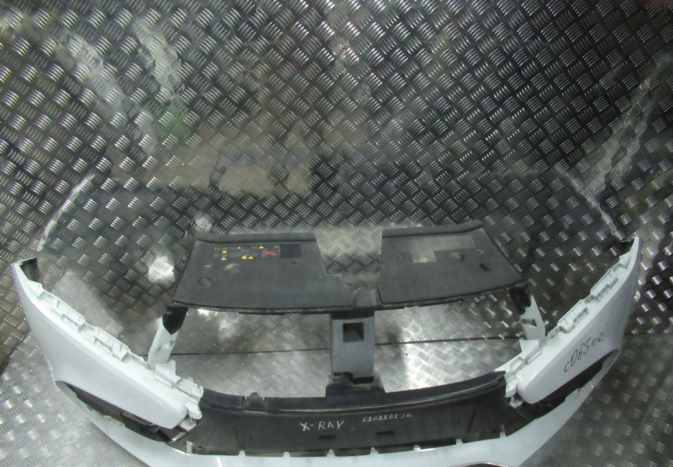 Бампер передний Lada X-Ray oem 620228136R (трещина) Бампер передний Lada X-Ray oem 620228136R (трещина)
