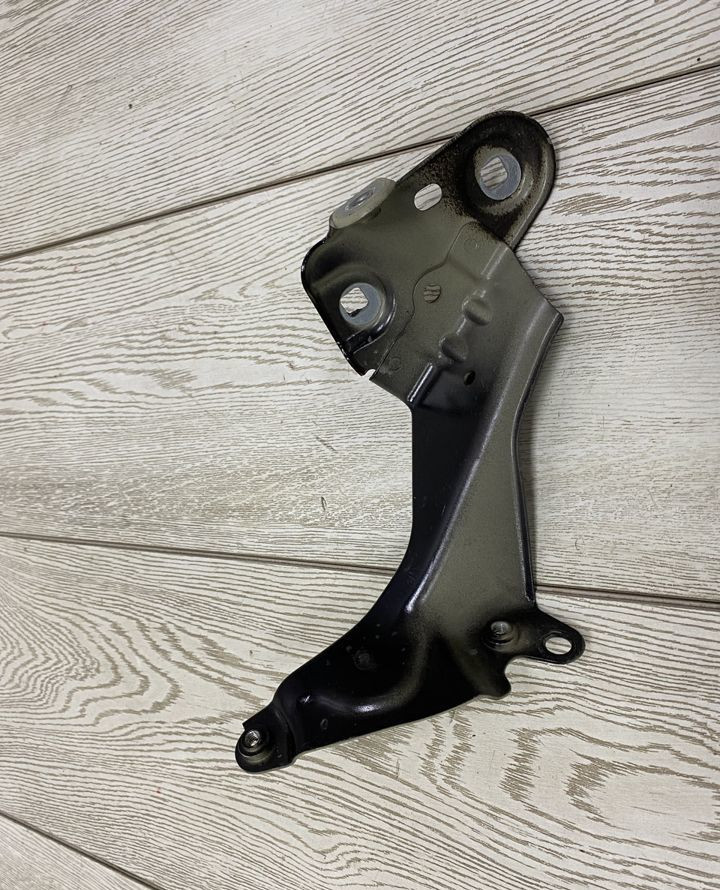 Кронштейн переднего крыла левый Skoda Octavia A8 OEM 5E3821227