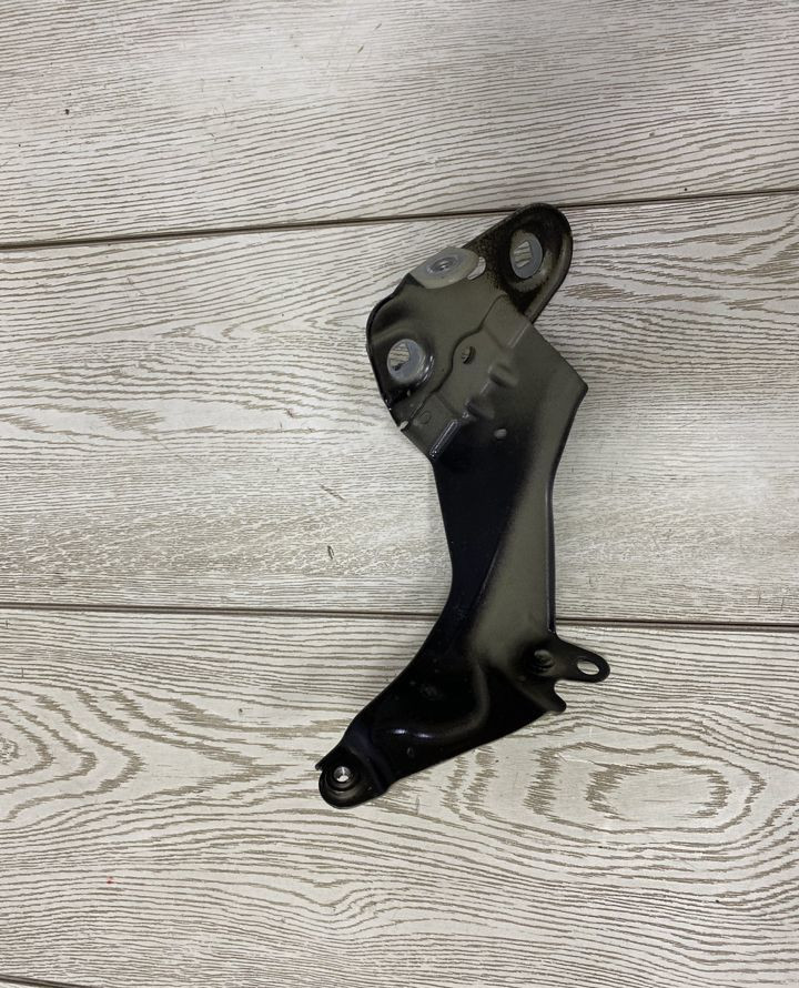 Кронштейн переднего крыла левый Skoda Octavia A8 OEM 5E3821227