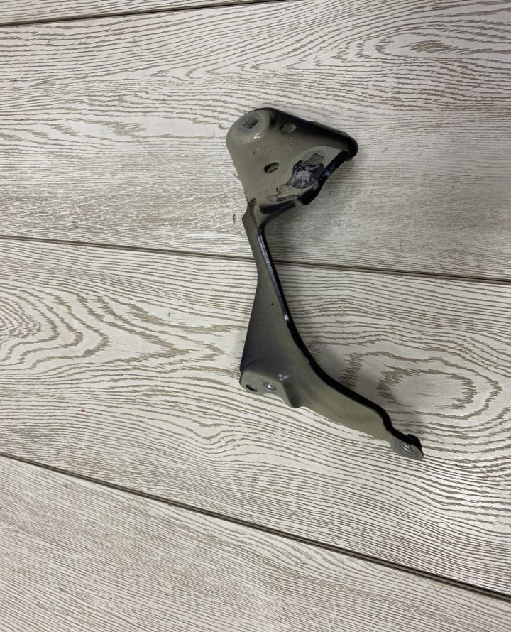 Кронштейн переднего крыла левый Skoda Octavia A8 OEM 5E3821227