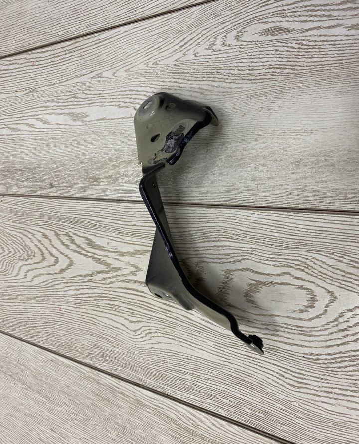 Кронштейн переднего крыла левый Skoda Octavia A8 OEM 5E3821227