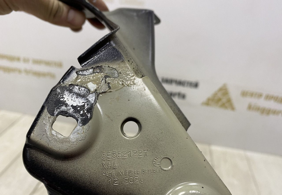 Кронштейн переднего крыла левый Skoda Octavia A8 OEM 5E3821227