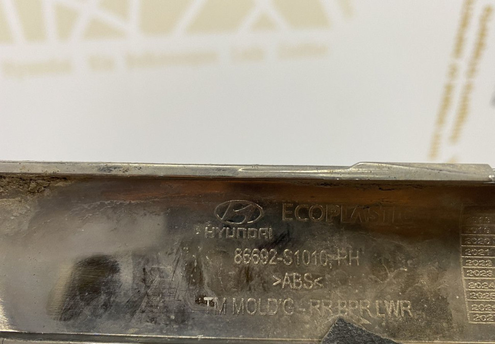 Молдинг заднего бампера правый Hyundai Santa Fe 4 2018> oem 86692S1010