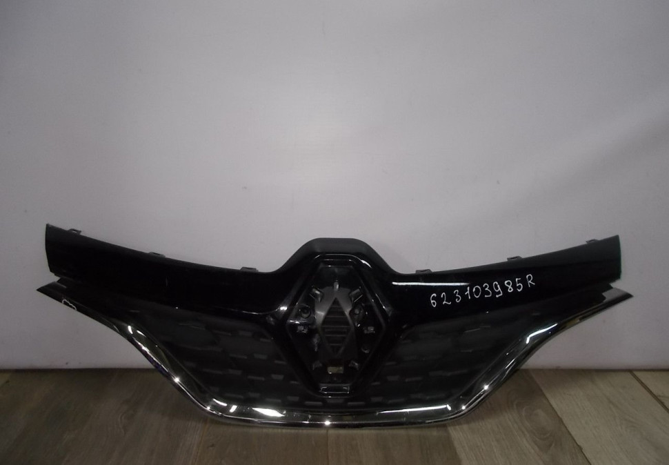 Решетка радиатора бу Renault Kaptur OEM 623103985R