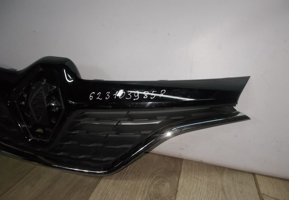 Решетка радиатора бу Renault Kaptur OEM 623103985R