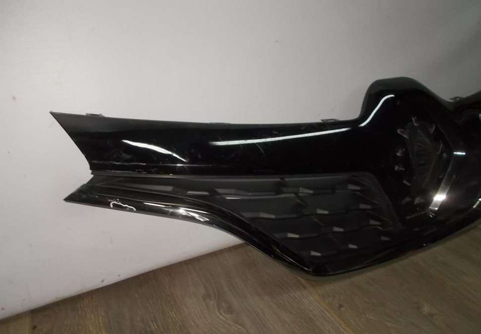 Решетка радиатора бу Renault Kaptur OEM 623103985R
