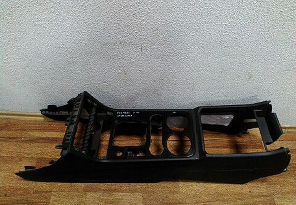 Консоль торпедо Центральная Volkswagen Touareg NF (11>) oem 7p1863241a