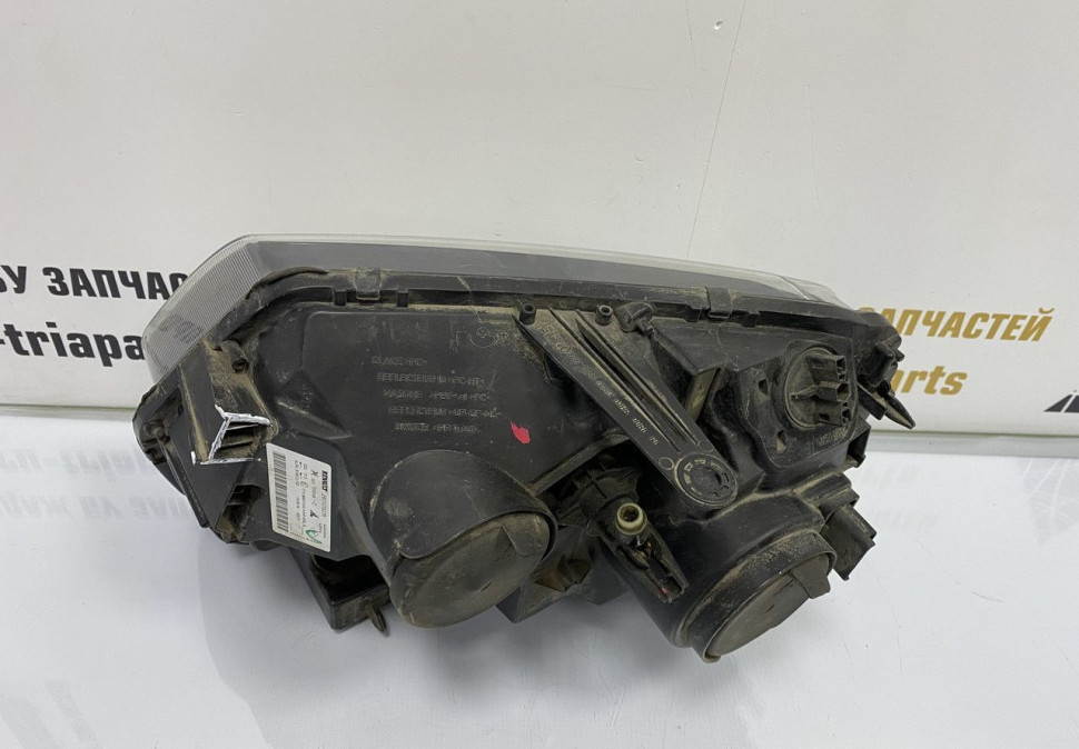 Фара правая Renault Duster рестайлинг OEM 260107307R