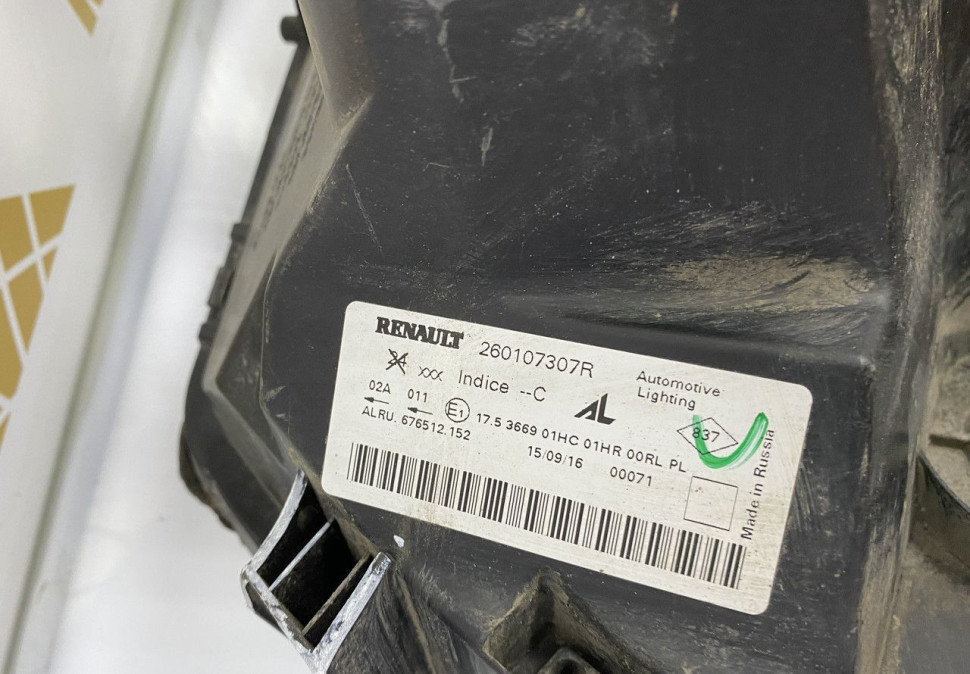 Фара правая Renault Duster рестайлинг OEM 260107307R