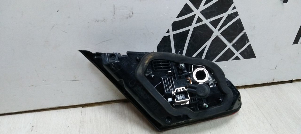 Фонарь правый внутренний LED Volkswagen Passat CC рест (12-18) oem 3C8945308P Фонарь правый внутренний LED Volkswagen Passat CC рест (12-18) oem 3C8945308P