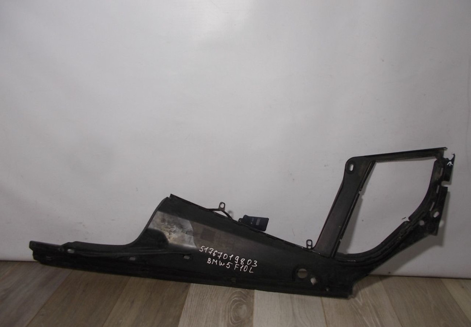 Накладка замка капота левая бу BMW 5 F10 OEM 51767019803
