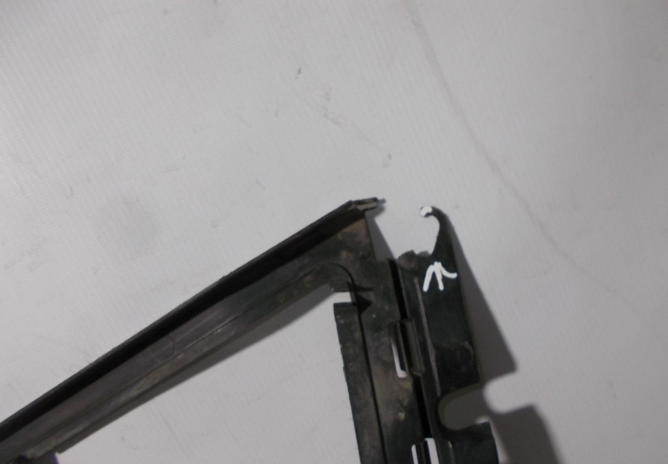 Накладка замка капота левая бу BMW 5 F10 OEM 51767019803