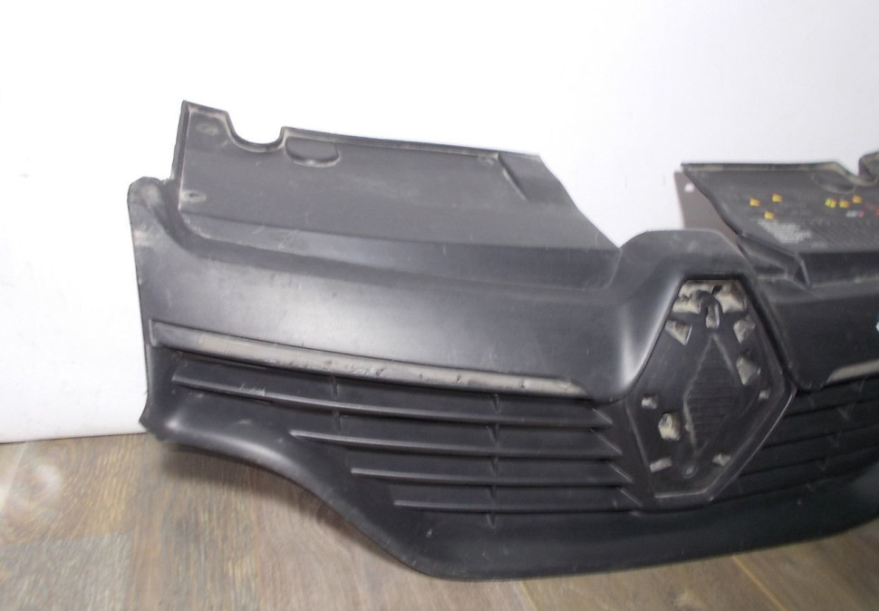 Решетка радиатора бу Renault Logan 2 OEM 623107605R