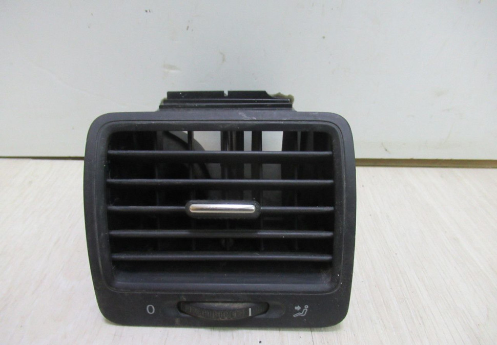 Дефлектор воздушный Golf (03-09) oem 1k0819709