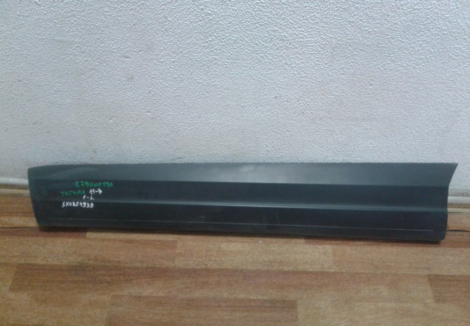 Молдинг двери передний левый Volkswagen Tiguan (11-16) (слом. 1 крепл.) oem 5n0854939