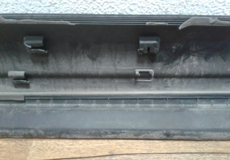 Молдинг двери передний левый Volkswagen Tiguan (11-16) (слом. 1 крепл.) oem 5n0854939