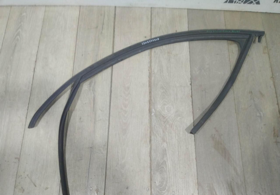 Уплотнитель стекла двери передний правый бу Skoda Octavia A7 OEM 5E0837431