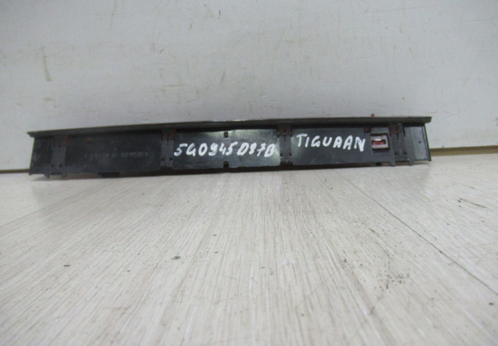 Стоп сигнал (верхний) Volkswagen Tiguan 2 oem 5g0945087 (слом.корп) Стоп сигнал (верхний) Volkswagen Tiguan 2 oem 5g0945087 (слом.корп)