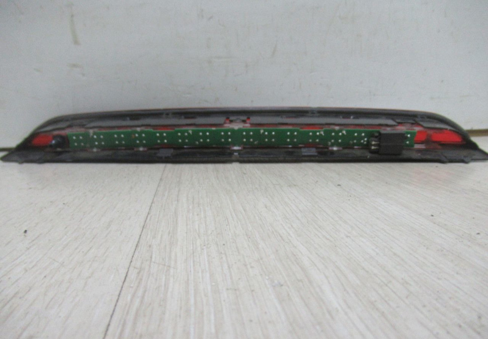 Стоп сигнал (верхний) Volkswagen Tiguan 2 oem 5g0945087 (слом.корп) Стоп сигнал (верхний) Volkswagen Tiguan 2 oem 5g0945087 (слом.корп)